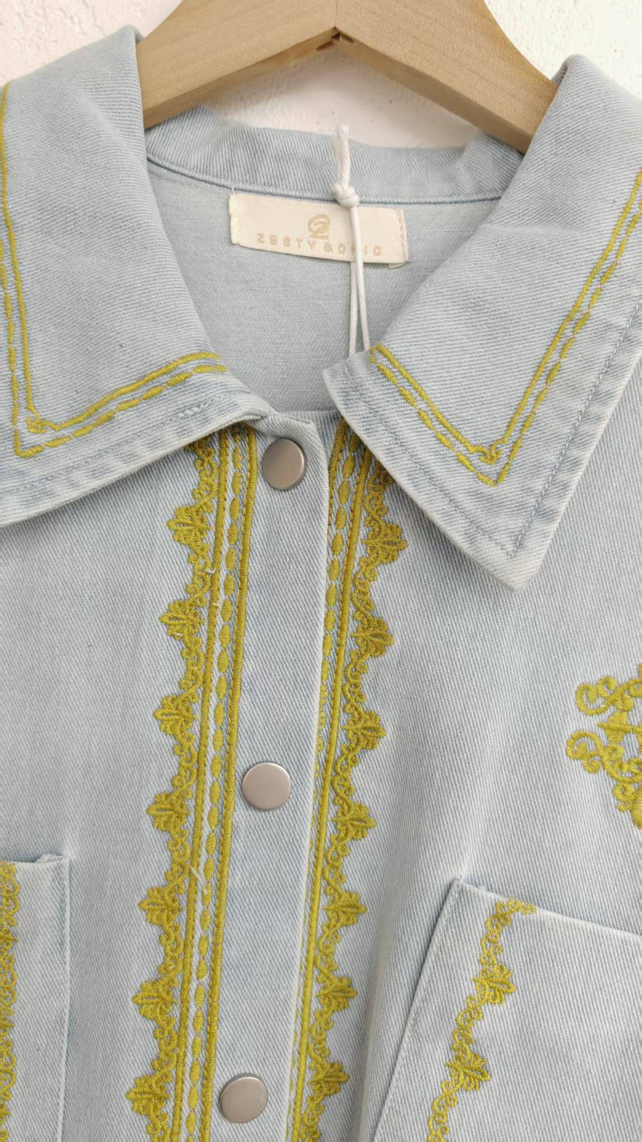 Long-sleeved denim jacket