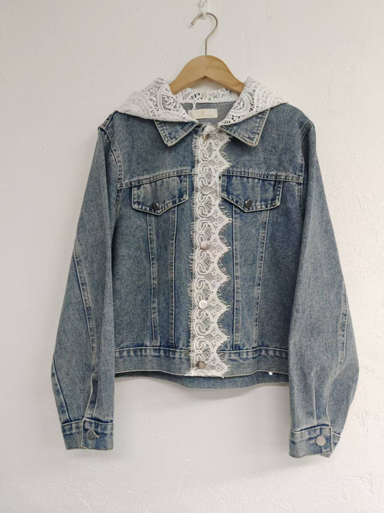 Long-sleeved denim jacket
