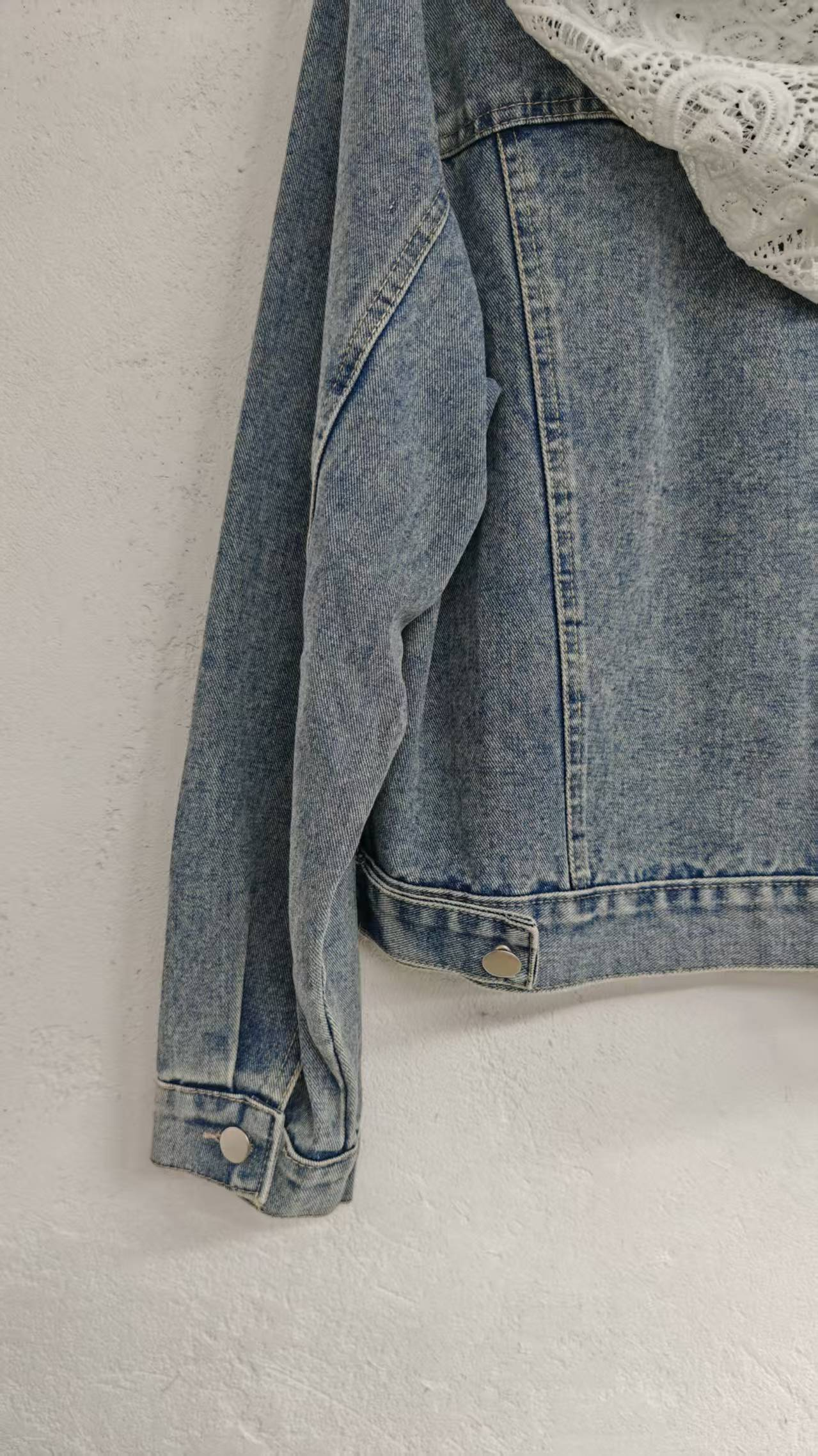 Long-sleeved denim jacket