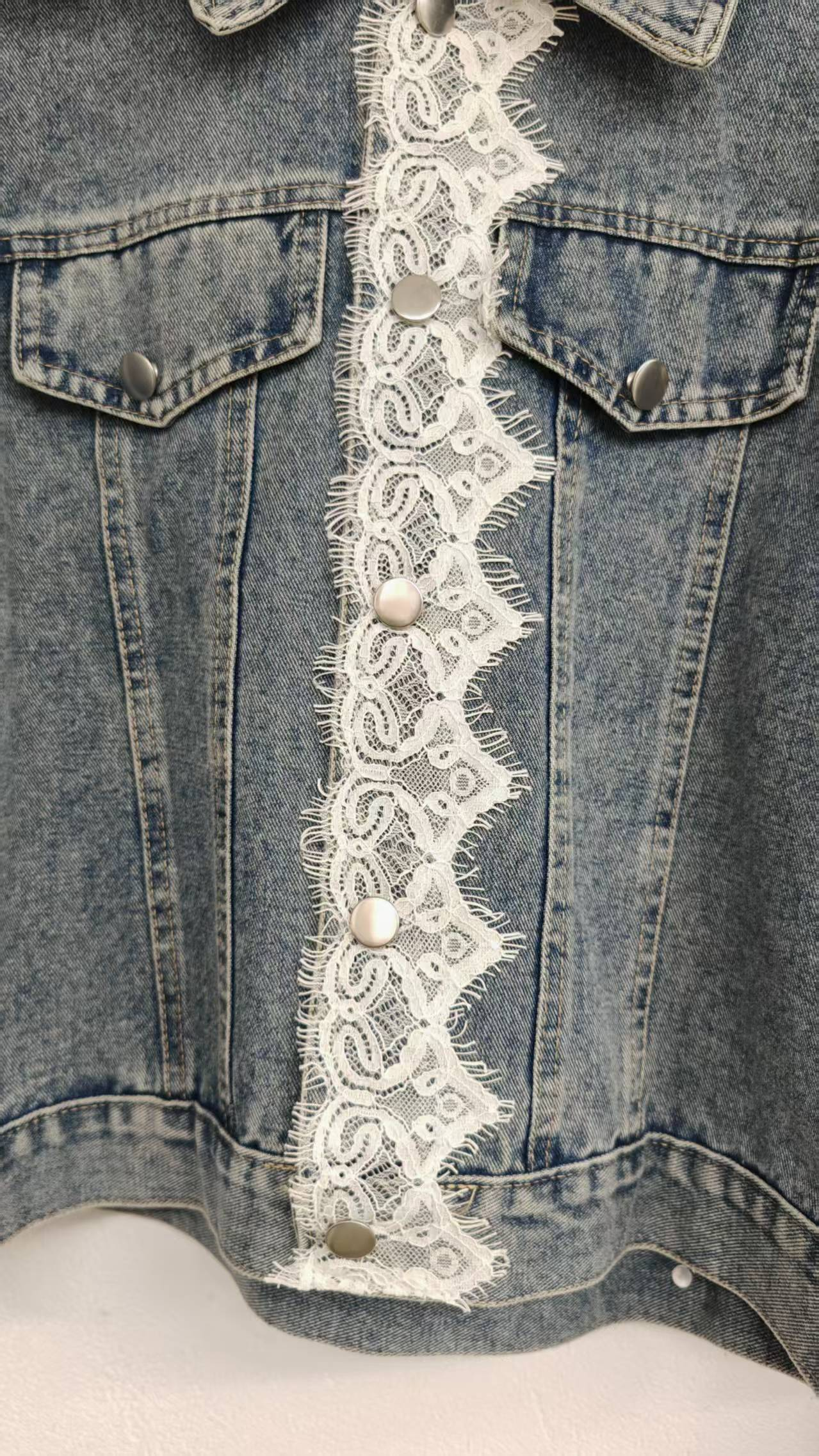 Long-sleeved denim jacket