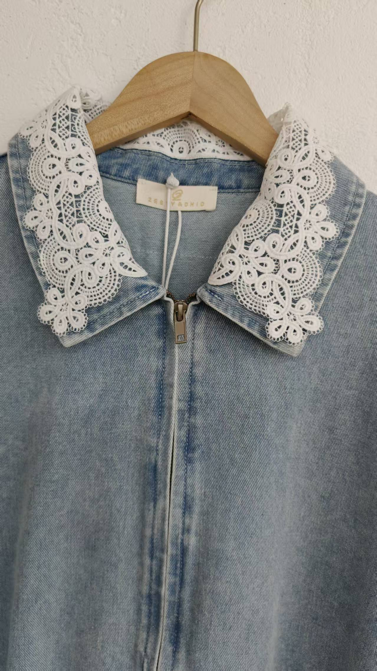 Long-sleeved denim jacket