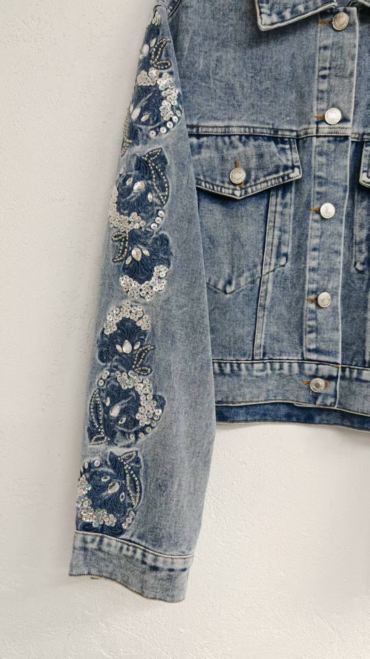 Long-sleeved denim jacket