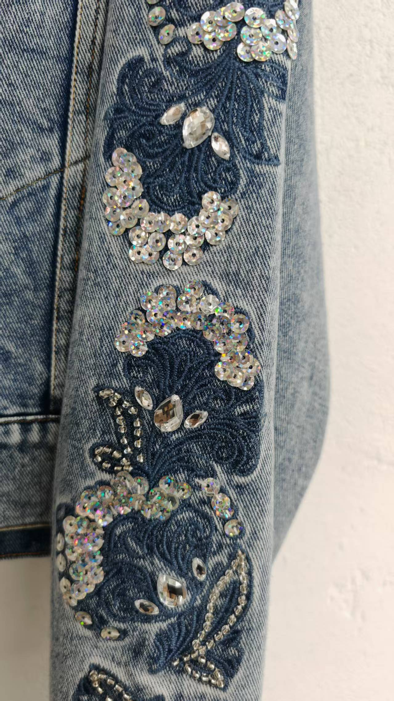 Long-sleeved denim jacket