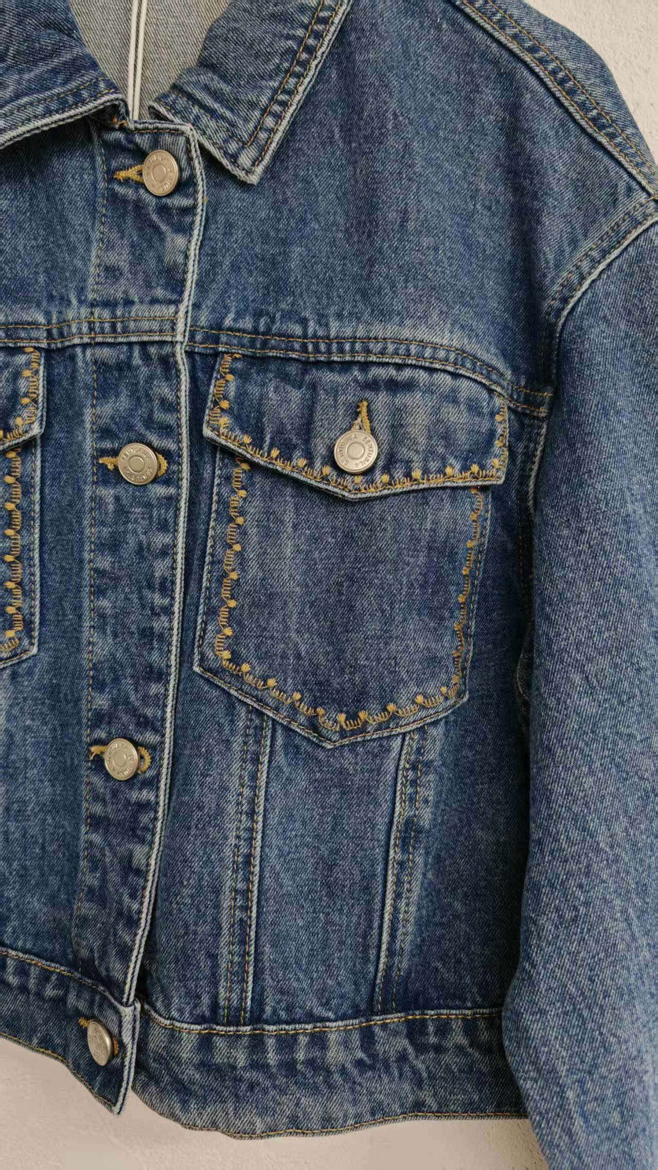 Long-sleeved denim jacket